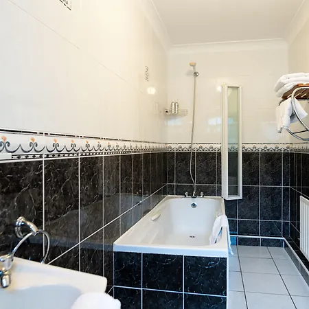 Woodside Pensión 4*